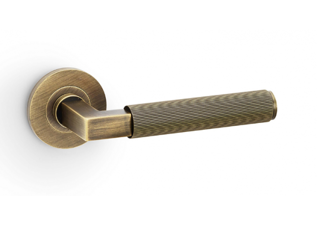 Deurkruk Reeded 'Hurricane' - Antiek messing - Rond rozet Ø50mm - AW202AB